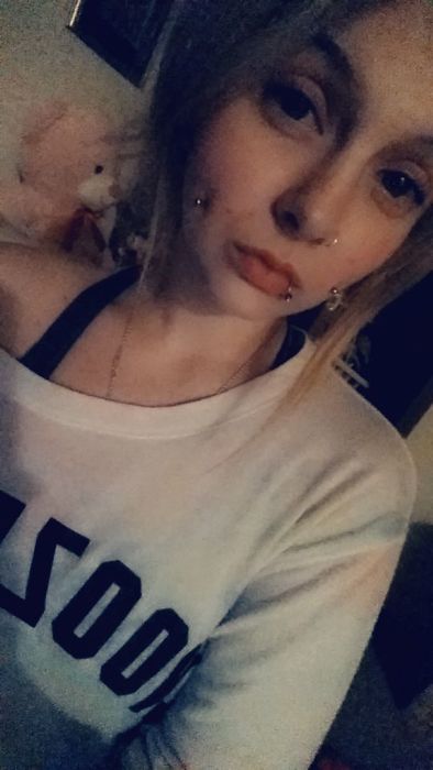 Mlada a Sama, Tražim Ženski Dodir