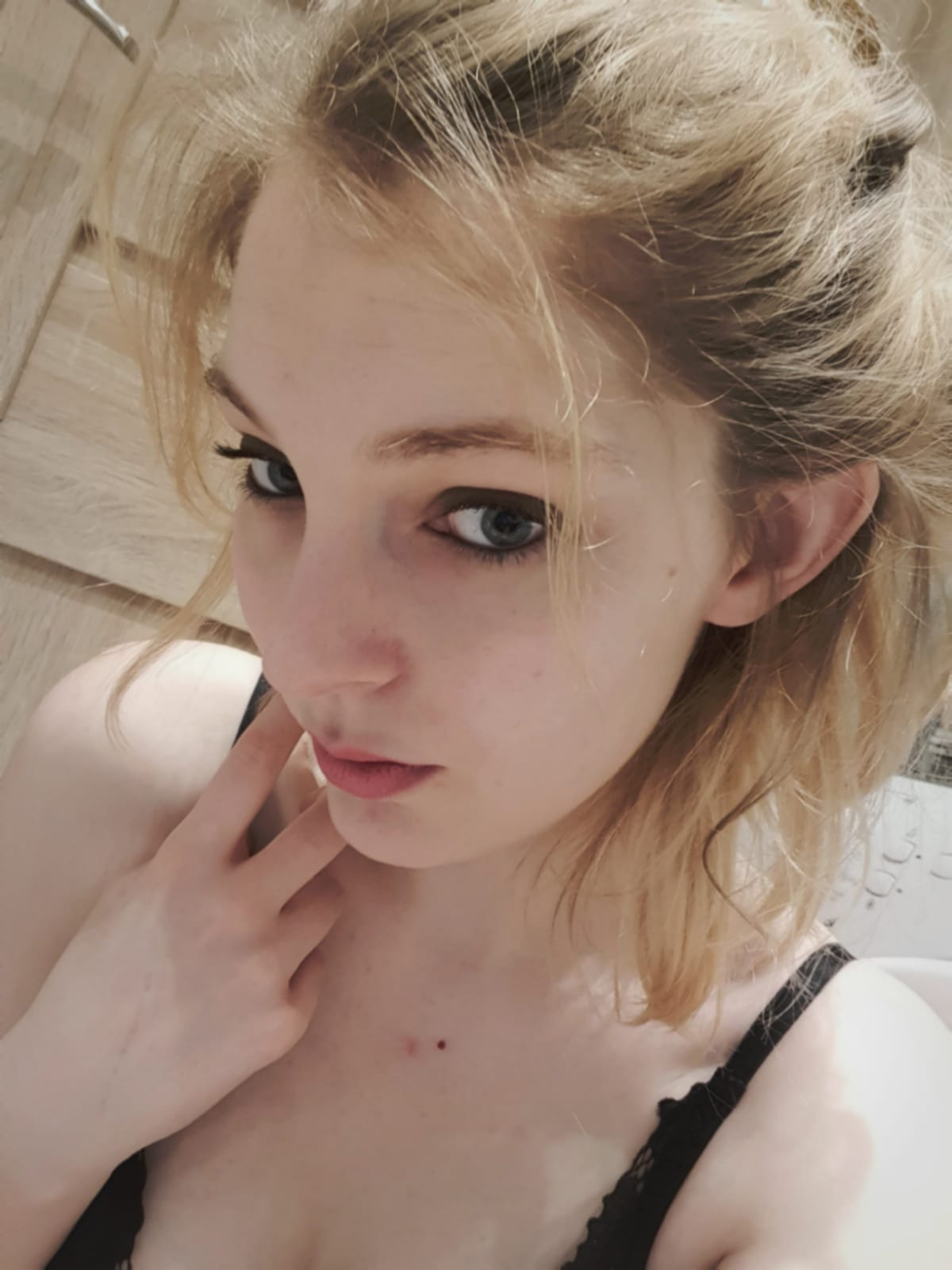 Mlada, slatka i kinki manekenka