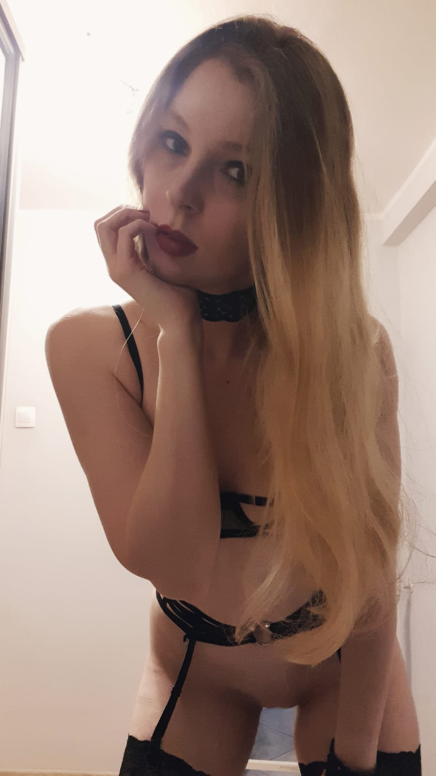 Mlada, slatka i kinki manekenka