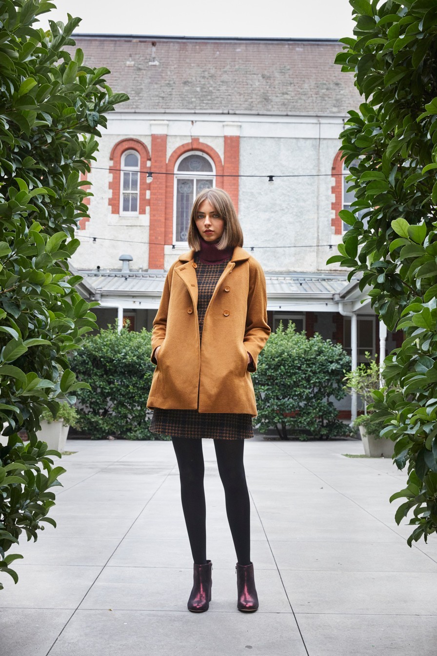 Leonora retro devojka