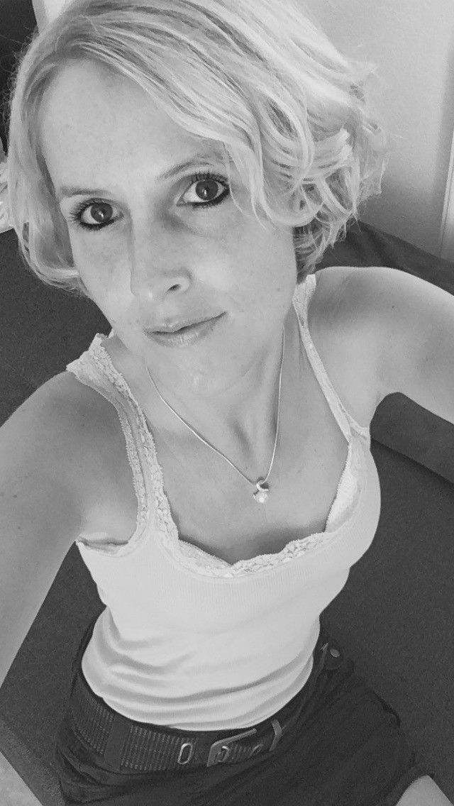 Starija žena željna svega