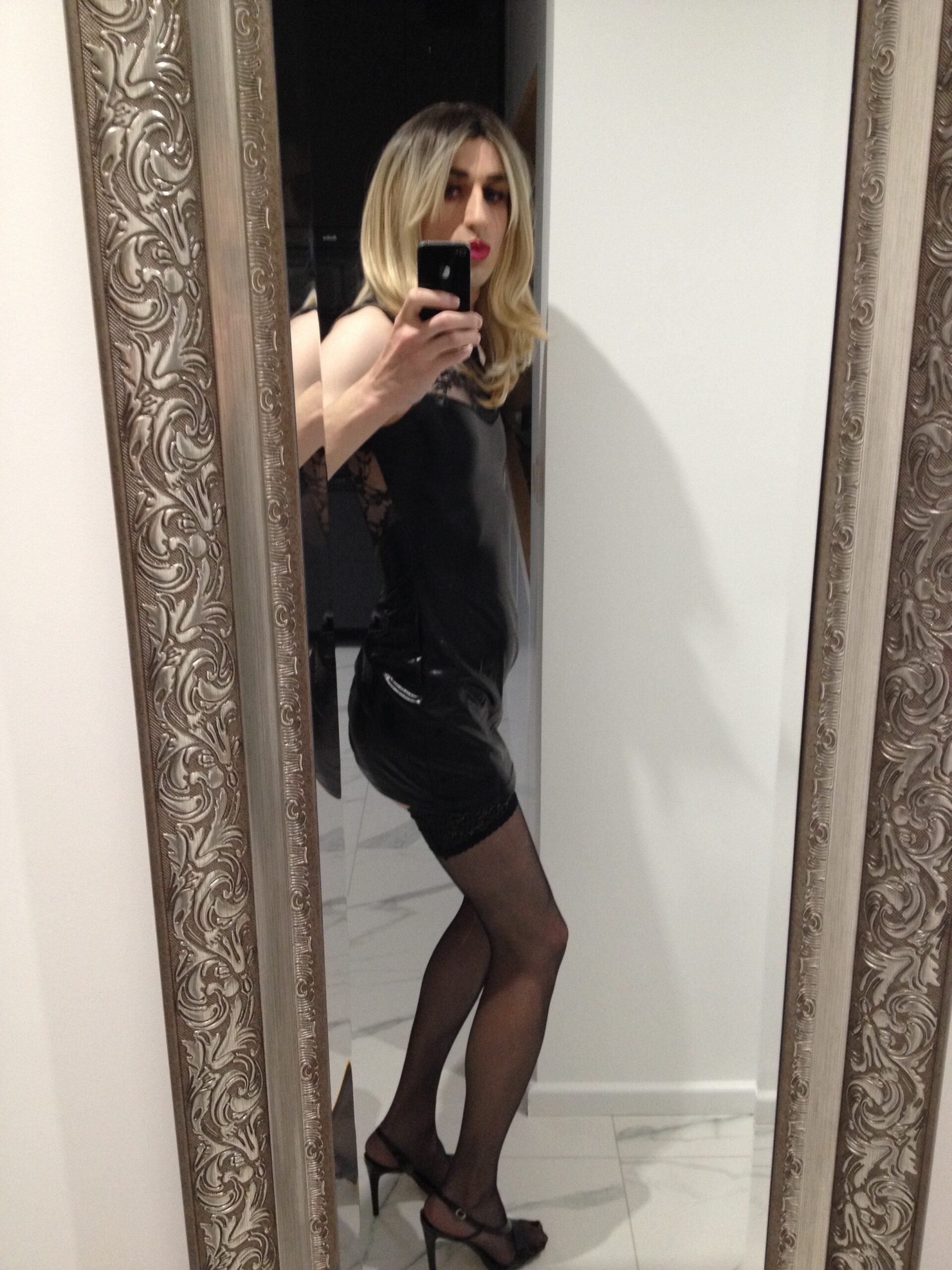 Tvoja sam na koljenima