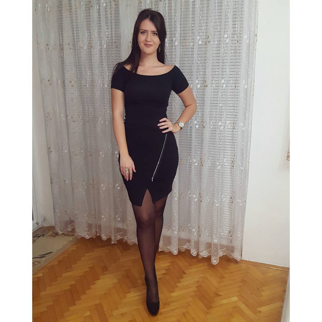 Skromna devojka bez iskustva