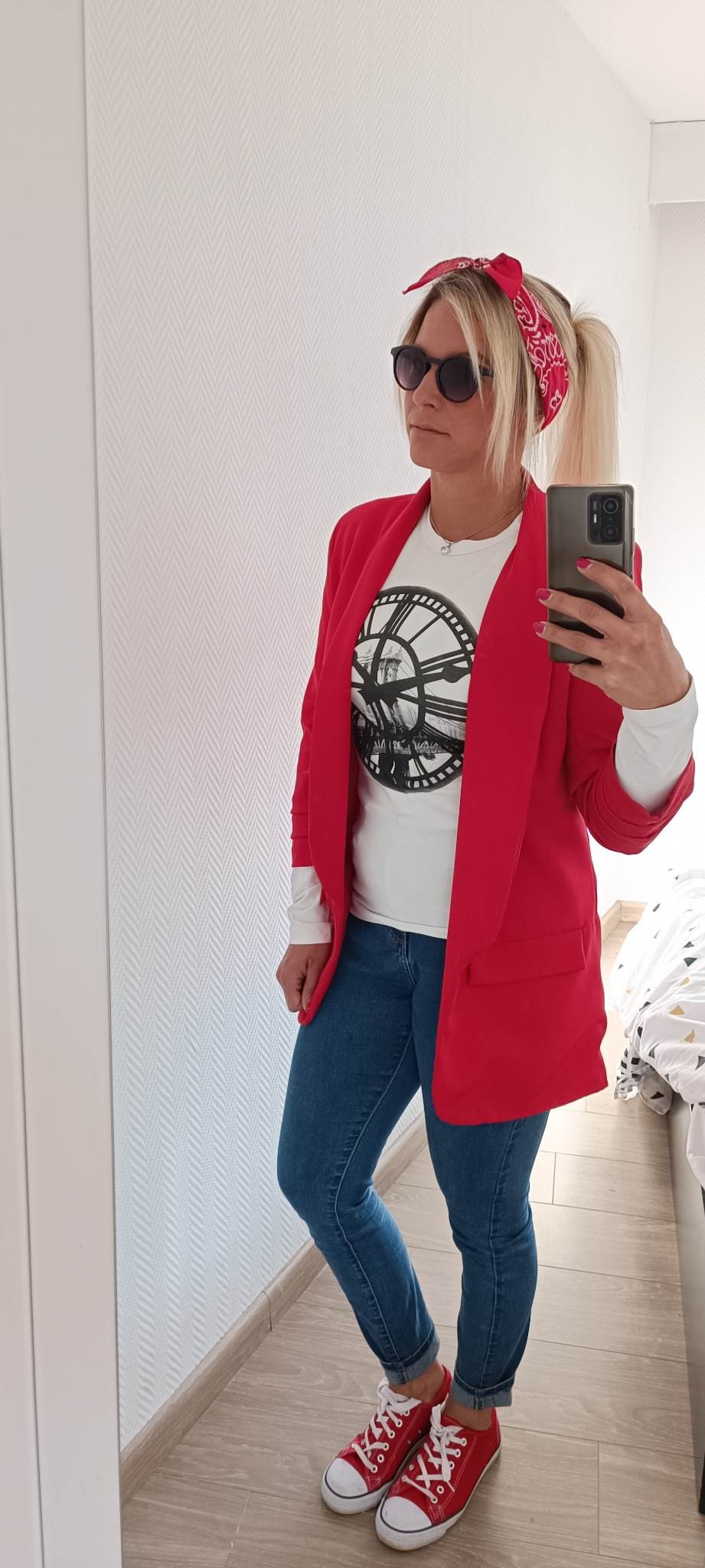 koketna radoznala plavusa