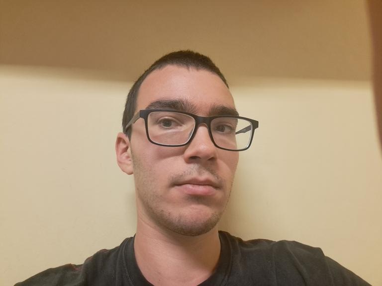 Student traži devojku za prvu vezu