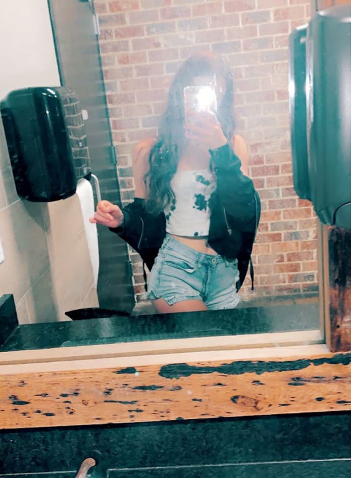 mlada luda nasmejana