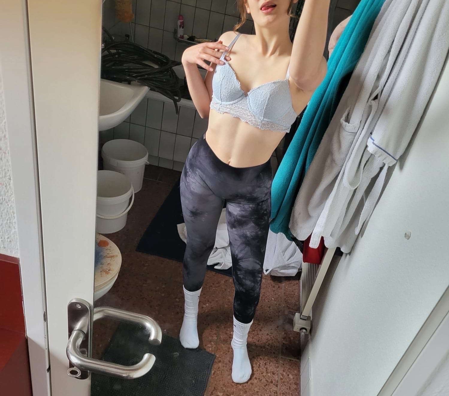 Nela, 25
