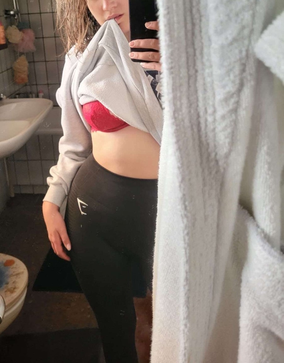Nela, 25